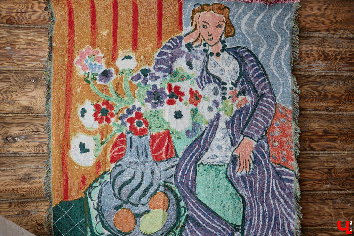 Дома Суздаля — отдельный вид искусства. В числе уникальных жилых зданий есть даже целая киноколлекция «Тарковский». Внучатая племянница режиссера Сергея Герасимова запустила в древнем городе проект, посвященный творчеству Андрея Арсеньевича. «Ключ-Медиа» удалось заглянуть в одно из трех строений — избу «Ностальгия».