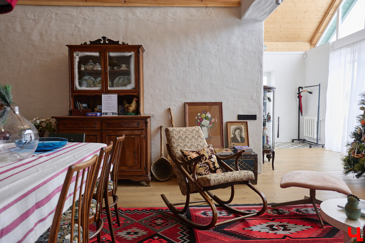 Дома Суздаля — отдельный вид искусства. В числе уникальных жилых зданий есть даже целая киноколлекция «Тарковский». Внучатая племянница режиссера Сергея Герасимова запустила в древнем городе проект, посвященный творчеству Андрея Арсеньевича. «Ключ-Медиа» удалось заглянуть в одно из трех строений — избу «Ностальгия».