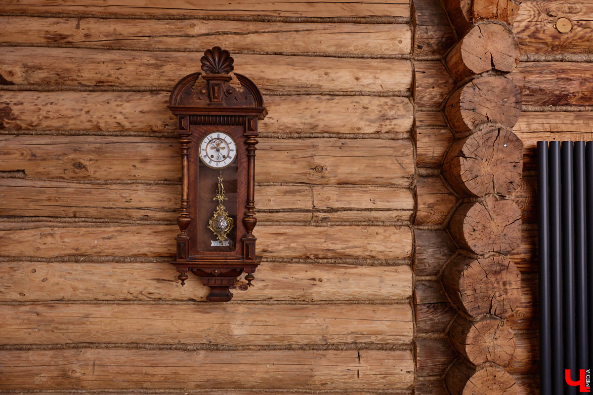 Дома Суздаля — отдельный вид искусства. В числе уникальных жилых зданий есть даже целая киноколлекция «Тарковский». Внучатая племянница режиссера Сергея Герасимова запустила в древнем городе проект, посвященный творчеству Андрея Арсеньевича. «Ключ-Медиа» удалось заглянуть в одно из трех строений — избу «Ностальгия».