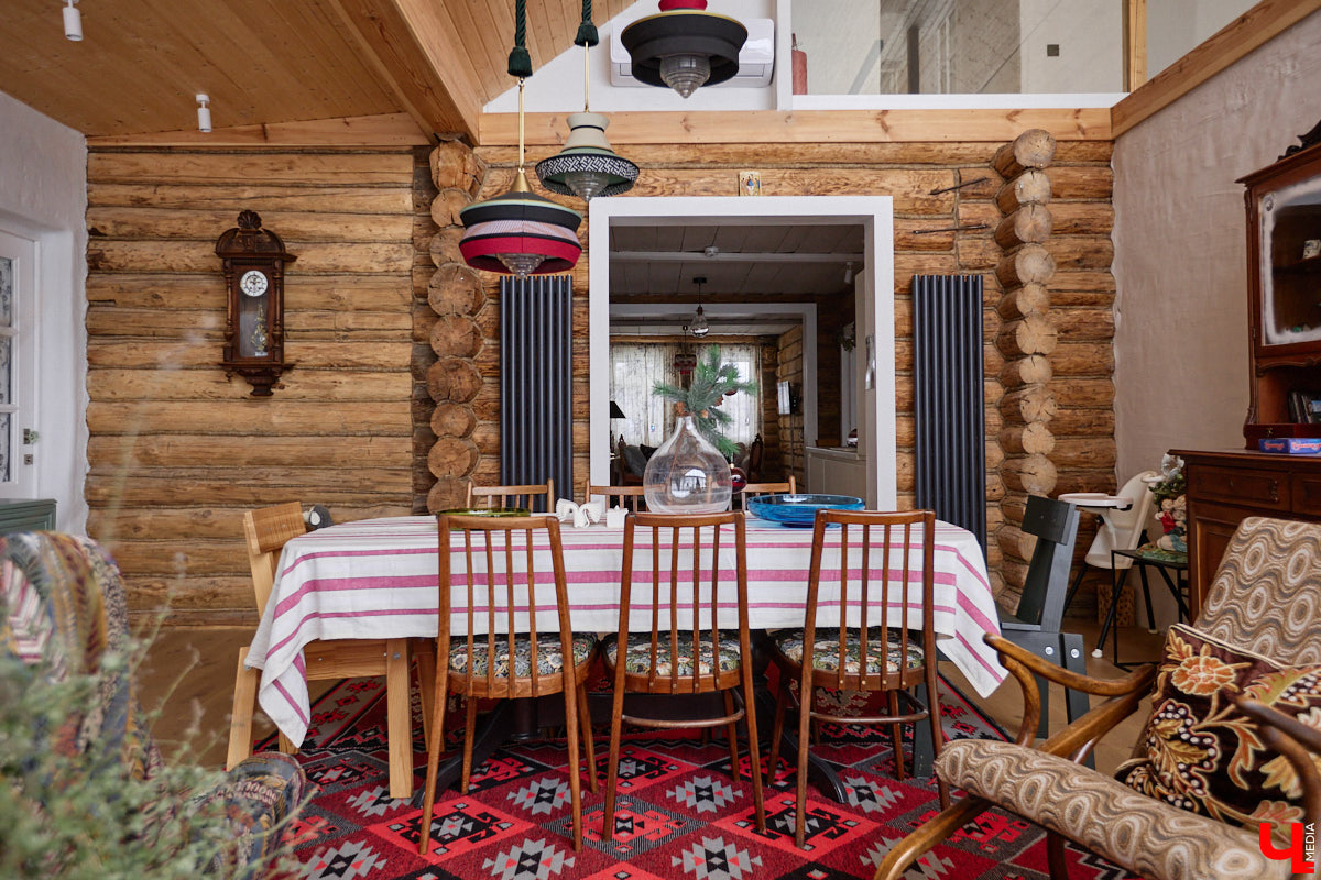 Дома Суздаля — отдельный вид искусства. В числе уникальных жилых зданий есть даже целая киноколлекция «Тарковский». Внучатая племянница режиссера Сергея Герасимова запустила в древнем городе проект, посвященный творчеству Андрея Арсеньевича. «Ключ-Медиа» удалось заглянуть в одно из трех строений — избу «Ностальгия».