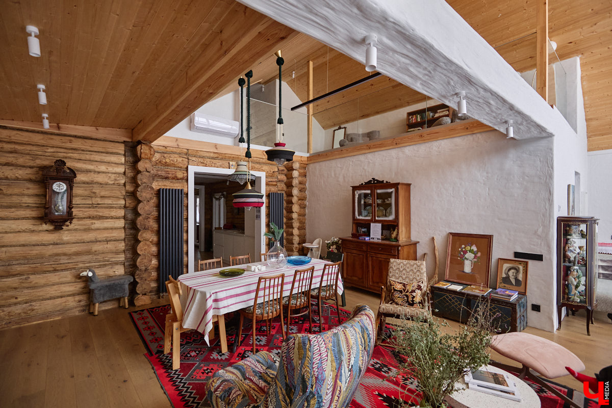 Дома Суздаля — отдельный вид искусства. В числе уникальных жилых зданий есть даже целая киноколлекция «Тарковский». Внучатая племянница режиссера Сергея Герасимова запустила в древнем городе проект, посвященный творчеству Андрея Арсеньевича. «Ключ-Медиа» удалось заглянуть в одно из трех строений — избу «Ностальгия».