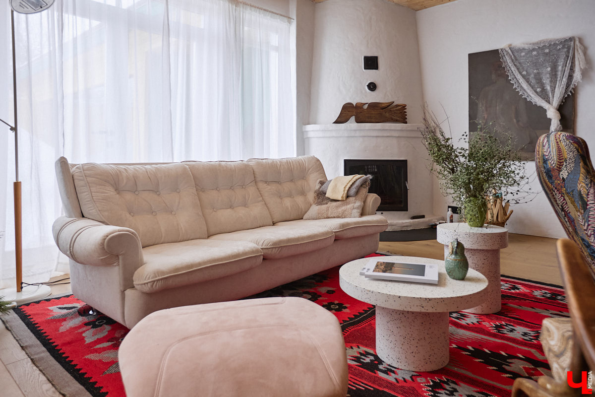 Дома Суздаля — отдельный вид искусства. В числе уникальных жилых зданий есть даже целая киноколлекция «Тарковский». Внучатая племянница режиссера Сергея Герасимова запустила в древнем городе проект, посвященный творчеству Андрея Арсеньевича. «Ключ-Медиа» удалось заглянуть в одно из трех строений — избу «Ностальгия».