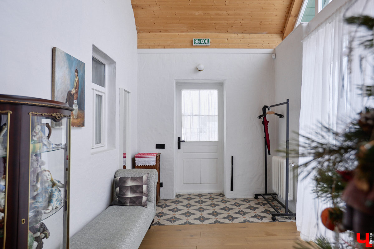 Дома Суздаля — отдельный вид искусства. В числе уникальных жилых зданий есть даже целая киноколлекция «Тарковский». Внучатая племянница режиссера Сергея Герасимова запустила в древнем городе проект, посвященный творчеству Андрея Арсеньевича. «Ключ-Медиа» удалось заглянуть в одно из трех строений — избу «Ностальгия».