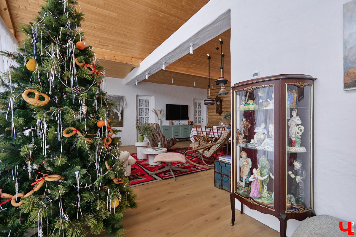 Дома Суздаля — отдельный вид искусства. В числе уникальных жилых зданий есть даже целая киноколлекция «Тарковский». Внучатая племянница режиссера Сергея Герасимова запустила в древнем городе проект, посвященный творчеству Андрея Арсеньевича. «Ключ-Медиа» удалось заглянуть в одно из трех строений — избу «Ностальгия».