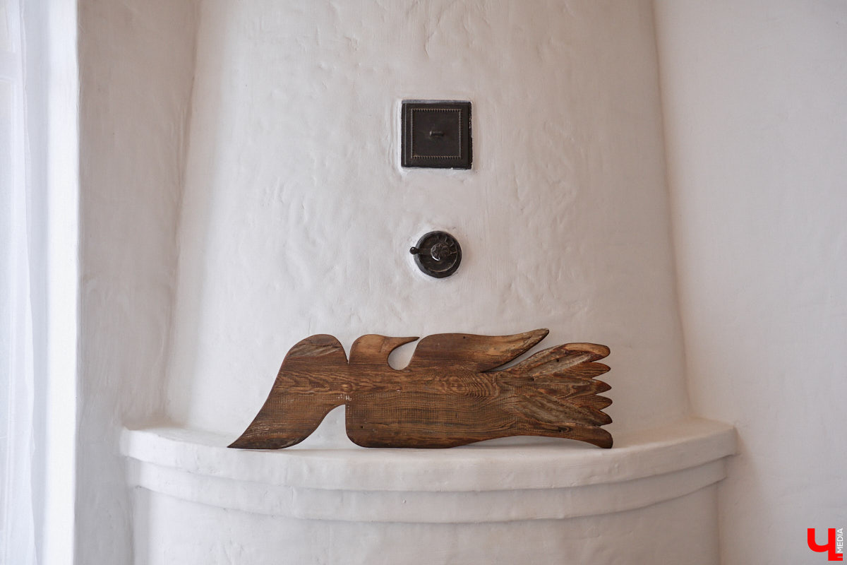 Дома Суздаля — отдельный вид искусства. В числе уникальных жилых зданий есть даже целая киноколлекция «Тарковский». Внучатая племянница режиссера Сергея Герасимова запустила в древнем городе проект, посвященный творчеству Андрея Арсеньевича. «Ключ-Медиа» удалось заглянуть в одно из трех строений — избу «Ностальгия».