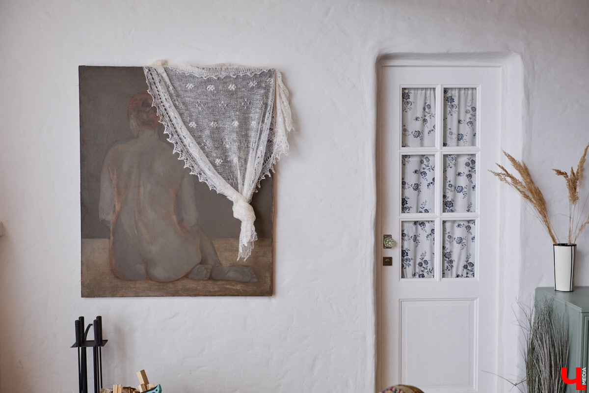 Дома Суздаля — отдельный вид искусства. В числе уникальных жилых зданий есть даже целая киноколлекция «Тарковский». Внучатая племянница режиссера Сергея Герасимова запустила в древнем городе проект, посвященный творчеству Андрея Арсеньевича. «Ключ-Медиа» удалось заглянуть в одно из трех строений — избу «Ностальгия».