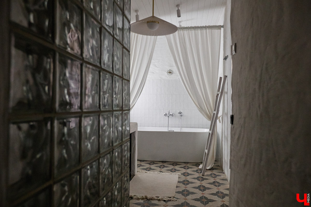 Дома Суздаля — отдельный вид искусства. В числе уникальных жилых зданий есть даже целая киноколлекция «Тарковский». Внучатая племянница режиссера Сергея Герасимова запустила в древнем городе проект, посвященный творчеству Андрея Арсеньевича. «Ключ-Медиа» удалось заглянуть в одно из трех строений — избу «Ностальгия».