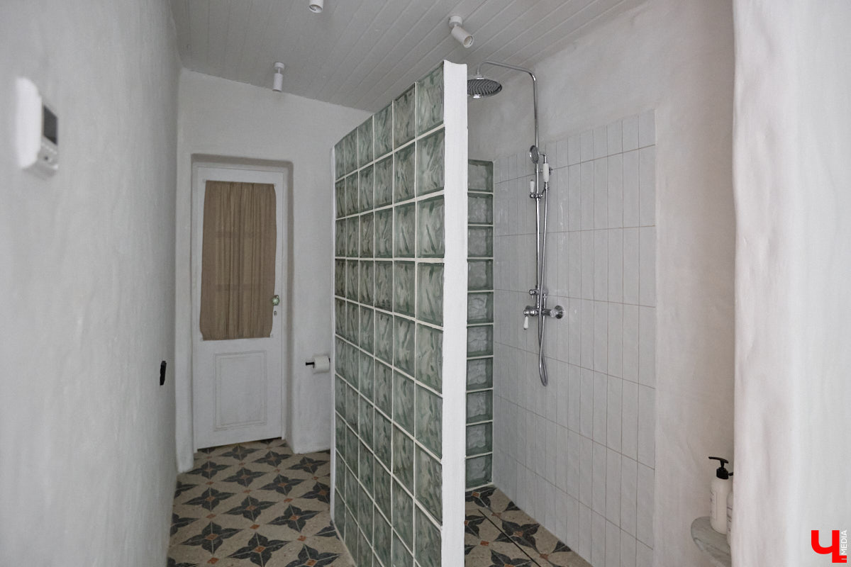 Дома Суздаля — отдельный вид искусства. В числе уникальных жилых зданий есть даже целая киноколлекция «Тарковский». Внучатая племянница режиссера Сергея Герасимова запустила в древнем городе проект, посвященный творчеству Андрея Арсеньевича. «Ключ-Медиа» удалось заглянуть в одно из трех строений — избу «Ностальгия».