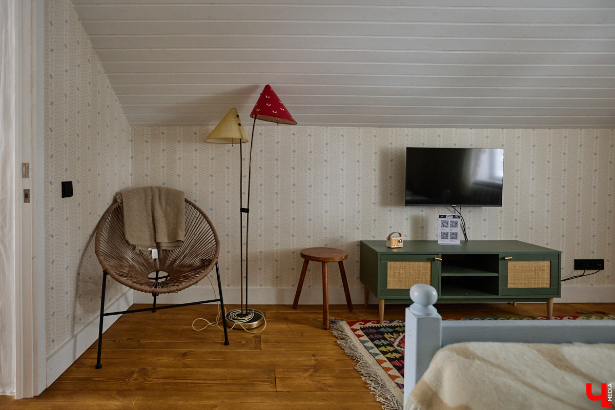 Дома Суздаля — отдельный вид искусства. В числе уникальных жилых зданий есть даже целая киноколлекция «Тарковский». Внучатая племянница режиссера Сергея Герасимова запустила в древнем городе проект, посвященный творчеству Андрея Арсеньевича. «Ключ-Медиа» удалось заглянуть в одно из трех строений — избу «Ностальгия».