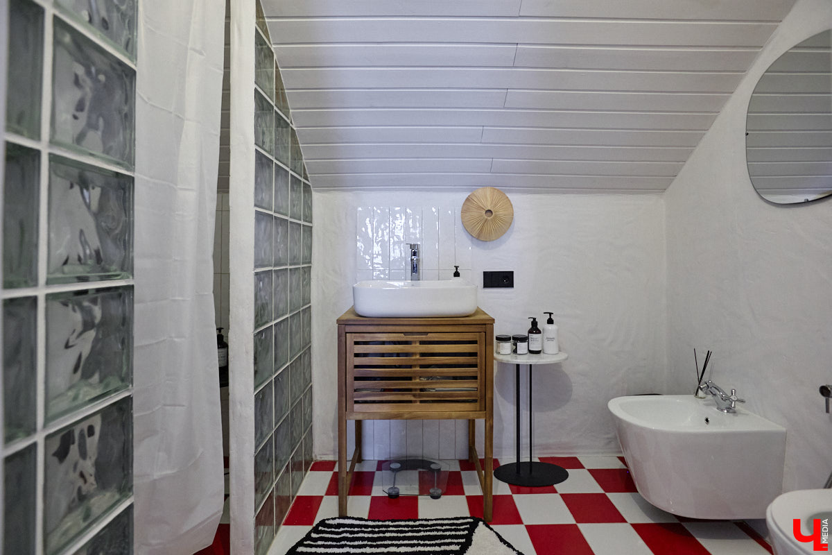 Дома Суздаля — отдельный вид искусства. В числе уникальных жилых зданий есть даже целая киноколлекция «Тарковский». Внучатая племянница режиссера Сергея Герасимова запустила в древнем городе проект, посвященный творчеству Андрея Арсеньевича. «Ключ-Медиа» удалось заглянуть в одно из трех строений — избу «Ностальгия».