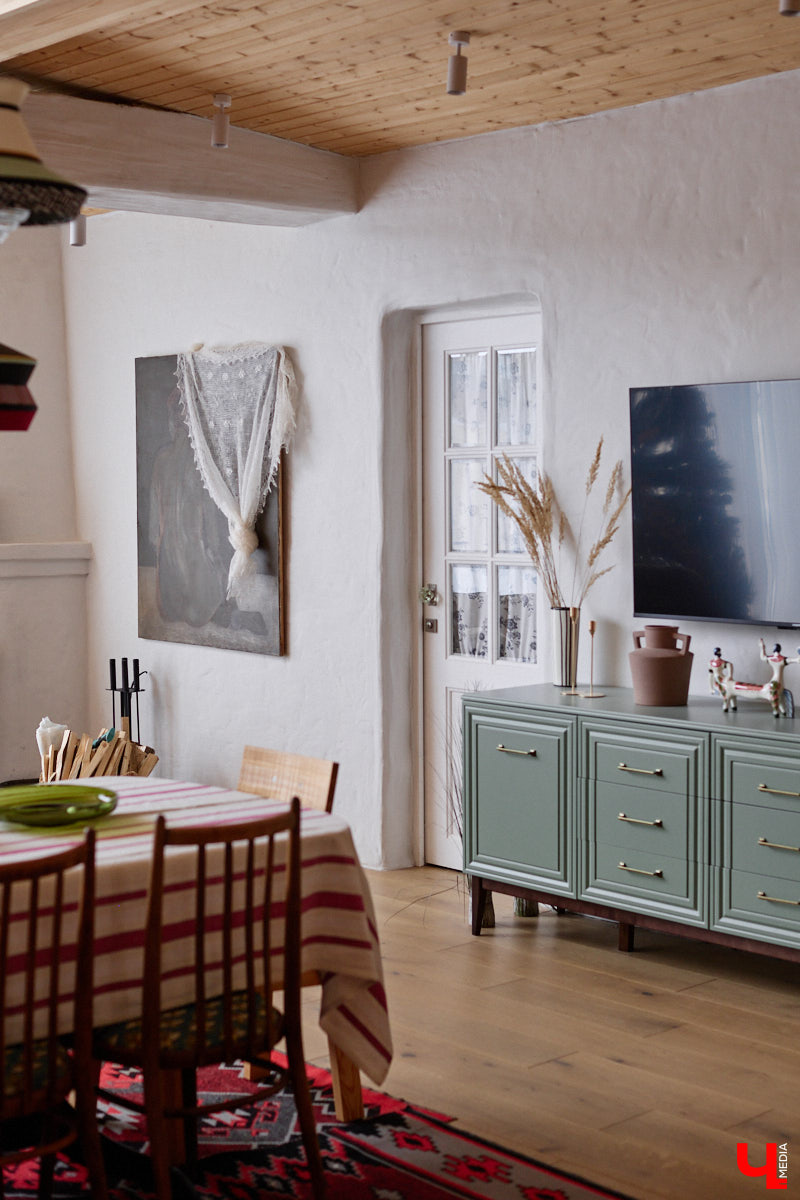 Дома Суздаля — отдельный вид искусства. В числе уникальных жилых зданий есть даже целая киноколлекция «Тарковский». Внучатая племянница режиссера Сергея Герасимова запустила в древнем городе проект, посвященный творчеству Андрея Арсеньевича. «Ключ-Медиа» удалось заглянуть в одно из трех строений — избу «Ностальгия».