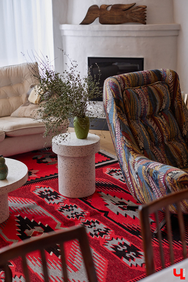 Дома Суздаля — отдельный вид искусства. В числе уникальных жилых зданий есть даже целая киноколлекция «Тарковский». Внучатая племянница режиссера Сергея Герасимова запустила в древнем городе проект, посвященный творчеству Андрея Арсеньевича. «Ключ-Медиа» удалось заглянуть в одно из трех строений — избу «Ностальгия».