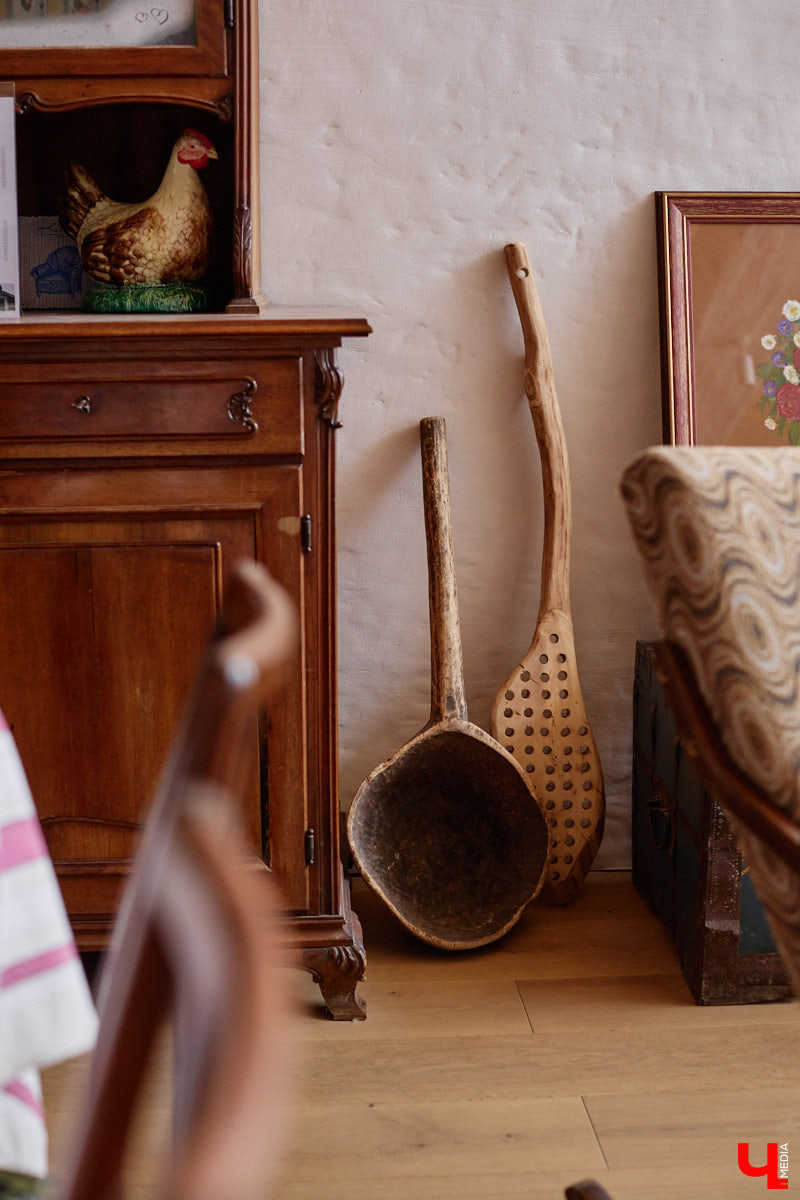 Дома Суздаля — отдельный вид искусства. В числе уникальных жилых зданий есть даже целая киноколлекция «Тарковский». Внучатая племянница режиссера Сергея Герасимова запустила в древнем городе проект, посвященный творчеству Андрея Арсеньевича. «Ключ-Медиа» удалось заглянуть в одно из трех строений — избу «Ностальгия».