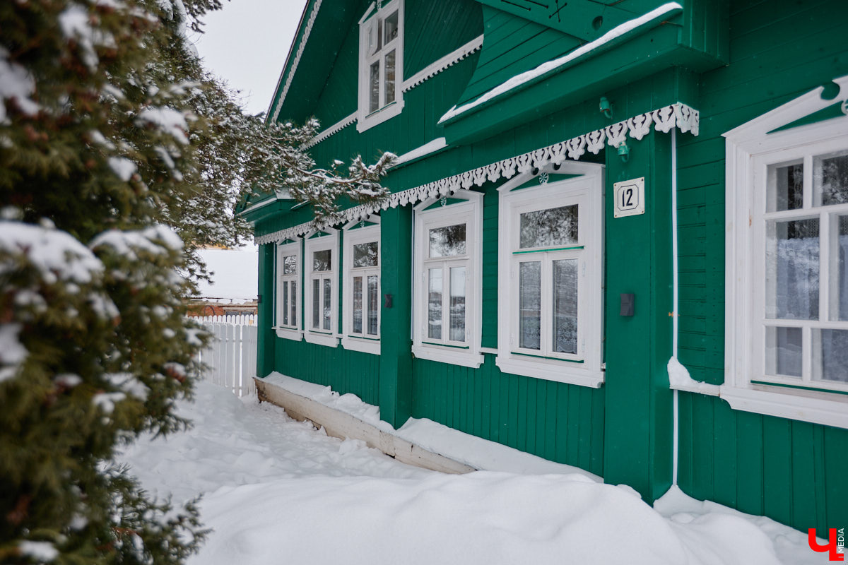 Дома Суздаля — отдельный вид искусства. В числе уникальных жилых зданий есть даже целая киноколлекция «Тарковский». Внучатая племянница режиссера Сергея Герасимова запустила в древнем городе проект, посвященный творчеству Андрея Арсеньевича. «Ключ-Медиа» удалось заглянуть в одно из трех строений — избу «Ностальгия».