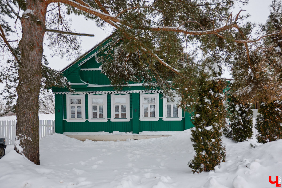 Дома Суздаля — отдельный вид искусства. В числе уникальных жилых зданий есть даже целая киноколлекция «Тарковский». Внучатая племянница режиссера Сергея Герасимова запустила в древнем городе проект, посвященный творчеству Андрея Арсеньевича. «Ключ-Медиа» удалось заглянуть в одно из трех строений — избу «Ностальгия».