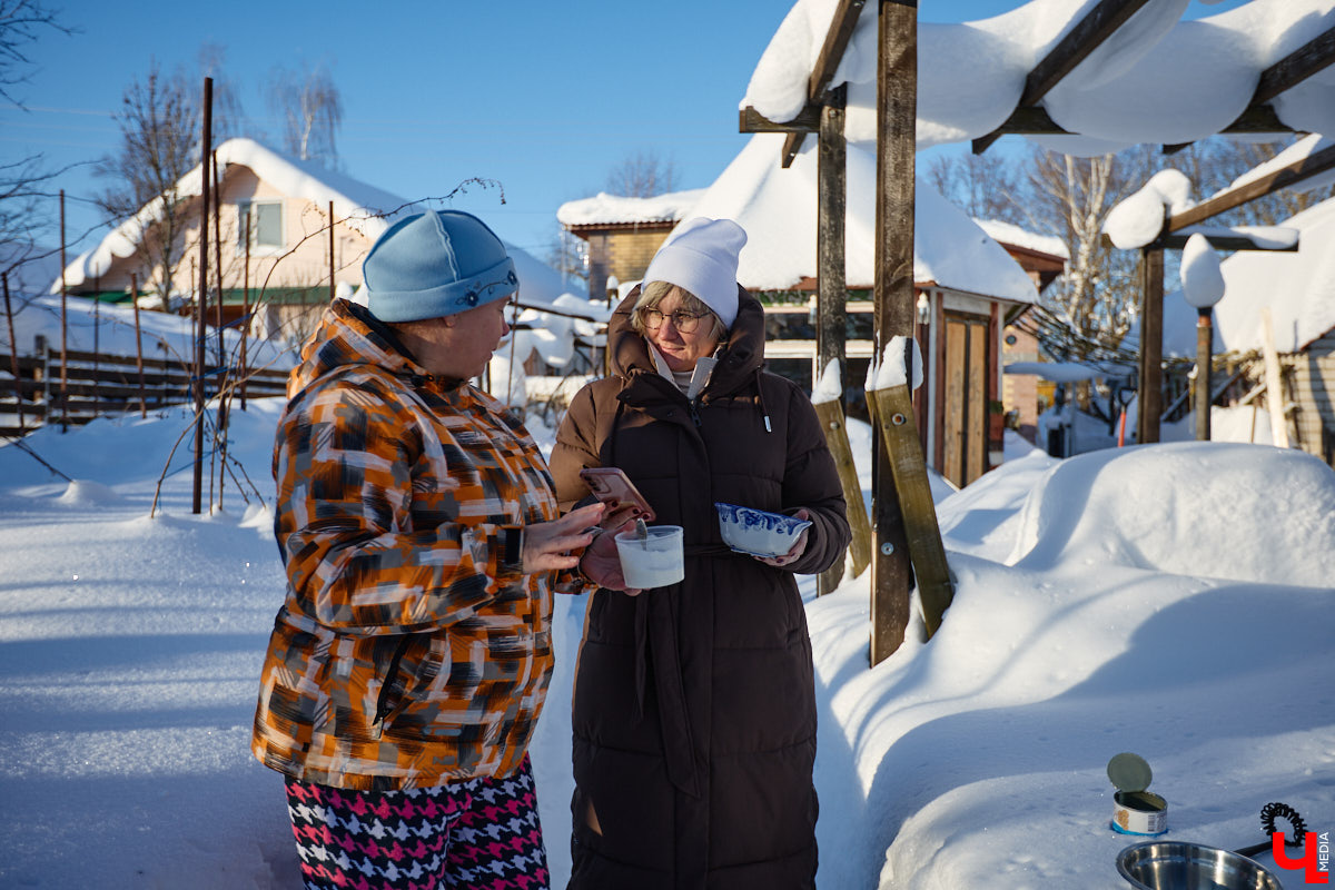 Сильные морозы не повод грустить! Куда лучше выйти на улицу и… приготовить мороженое на снегу! Когда еще такое удастся? Повторили вкусный тренд в гостях у Галины Кошевец.