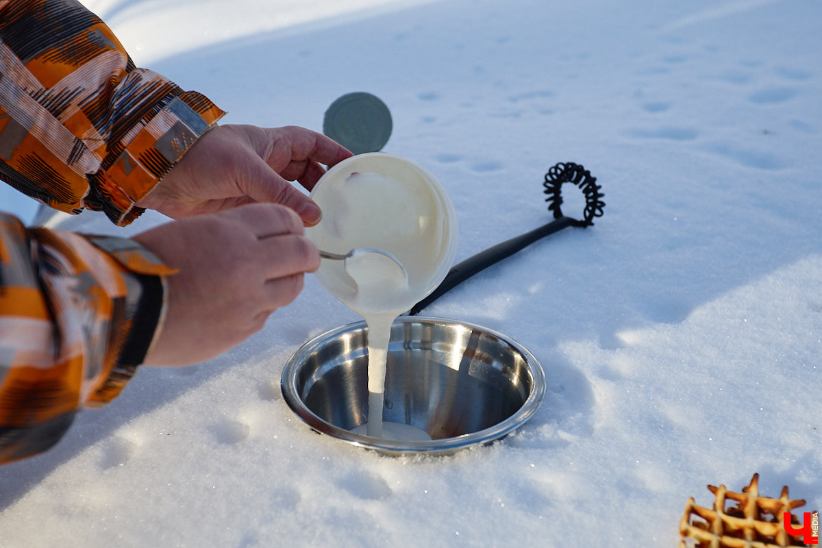 Сильные морозы не повод грустить! Куда лучше выйти на улицу и… приготовить мороженое на снегу! Когда еще такое удастся? Повторили вкусный тренд в гостях у Галины Кошевец.