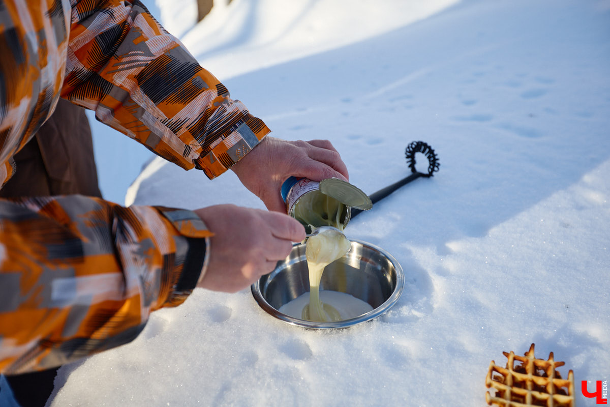 Сильные морозы не повод грустить! Куда лучше выйти на улицу и… приготовить мороженое на снегу! Когда еще такое удастся? Повторили вкусный тренд в гостях у Галины Кошевец.