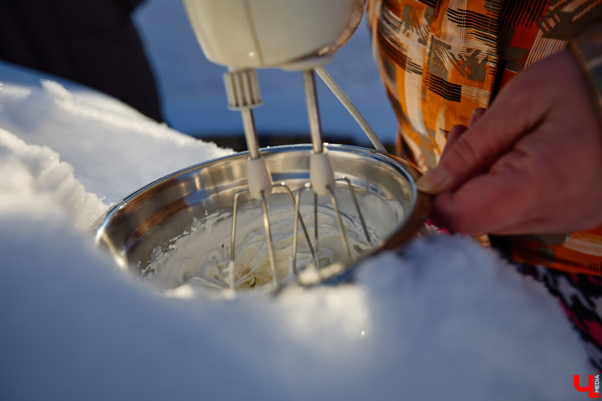 Сильные морозы не повод грустить! Куда лучше выйти на улицу и… приготовить мороженое на снегу! Когда еще такое удастся? Повторили вкусный тренд в гостях у Галины Кошевец.