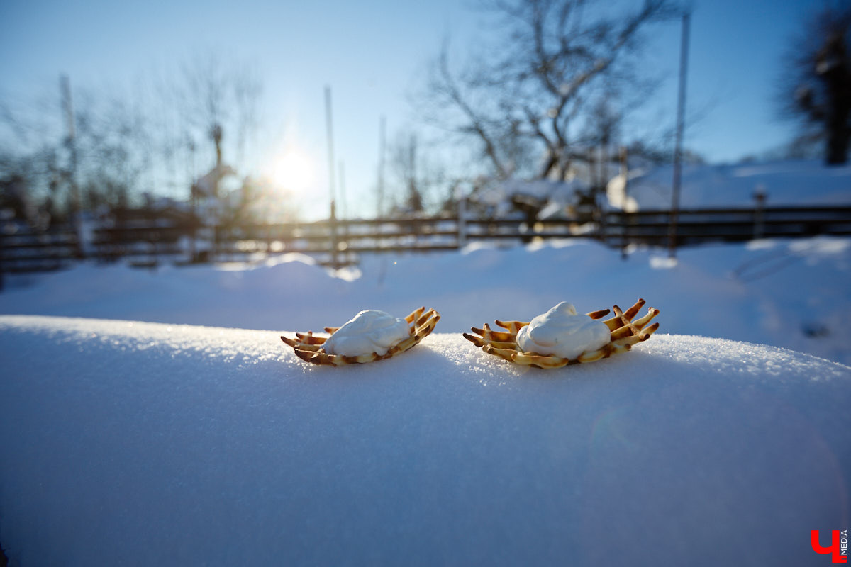 Сильные морозы не повод грустить! Куда лучше выйти на улицу и… приготовить мороженое на снегу! Когда еще такое удастся? Повторили вкусный тренд в гостях у Галины Кошевец.