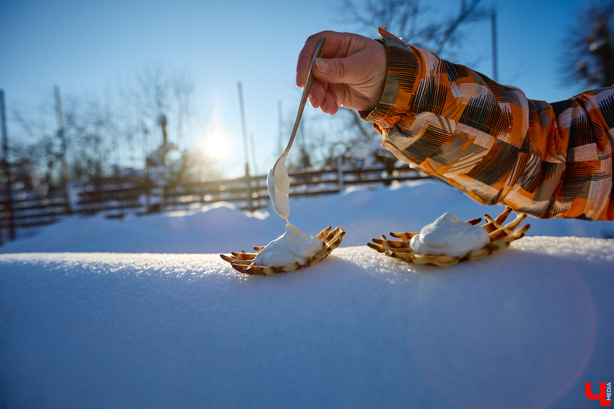 Сильные морозы не повод грустить! Куда лучше выйти на улицу и… приготовить мороженое на снегу! Когда еще такое удастся? Повторили вкусный тренд в гостях у Галины Кошевец.