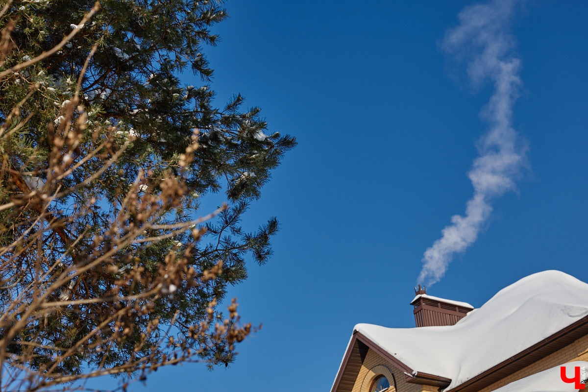 Последний месяц зимы продолжает испытывать нас на прочность. Феноменальные морозы уступят место оттепели. Это грозит не только таянием метровых сугробов, но и ледяным бедствием после того, как лужи снова замерзнут.