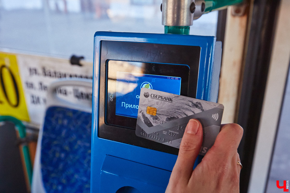 С 14 апреля стоимость проезда во Владимире рискует пробить психологически важную отметку: цена за услугу может вырасти сразу на 10 рублей. Полсотни за один билет — немало, особенно с учетом того, что порой общественный транспорт приходится ждать на остановках по 15 — 20 минут. Выяснили, насколько реален подобный скачок и чем обосновано грядущее повышение тарифа.