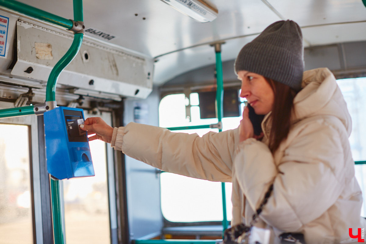 С 14 апреля стоимость проезда во Владимире рискует пробить психологически важную отметку: цена за услугу может вырасти сразу на 10 рублей. Полсотни за один билет — немало, особенно с учетом того, что порой общественный транспорт приходится ждать на остановках по 15 — 20 минут. Выяснили, насколько реален подобный скачок и чем обосновано грядущее повышение тарифа.