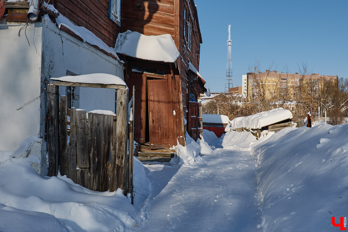 В нулевых улица Передний Боровок была плотно застроена частной недвижимостью. Пусть и небольшая, она насчитывала порядка 14 домиков. Один из них, под номером 10, принадлежал прапрадеду Анны Ефимовой. Сейчас строению почти 130 лет, и оно чудом уцелело при строительстве Лыбедской магистрали.