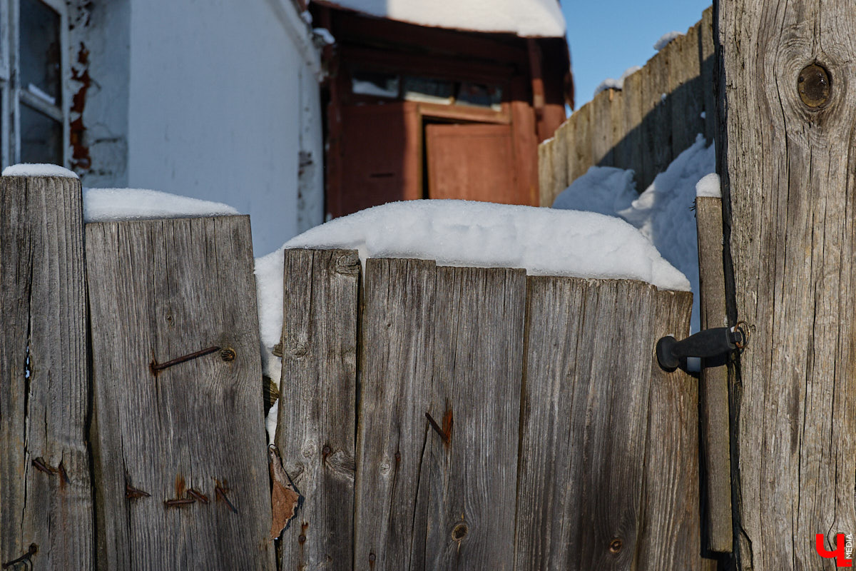 В нулевых улица Передний Боровок была плотно застроена частной недвижимостью. Пусть и небольшая, она насчитывала порядка 14 домиков. Один из них, под номером 10, принадлежал прапрадеду Анны Ефимовой. Сейчас строению почти 130 лет, и оно чудом уцелело при строительстве Лыбедской магистрали.