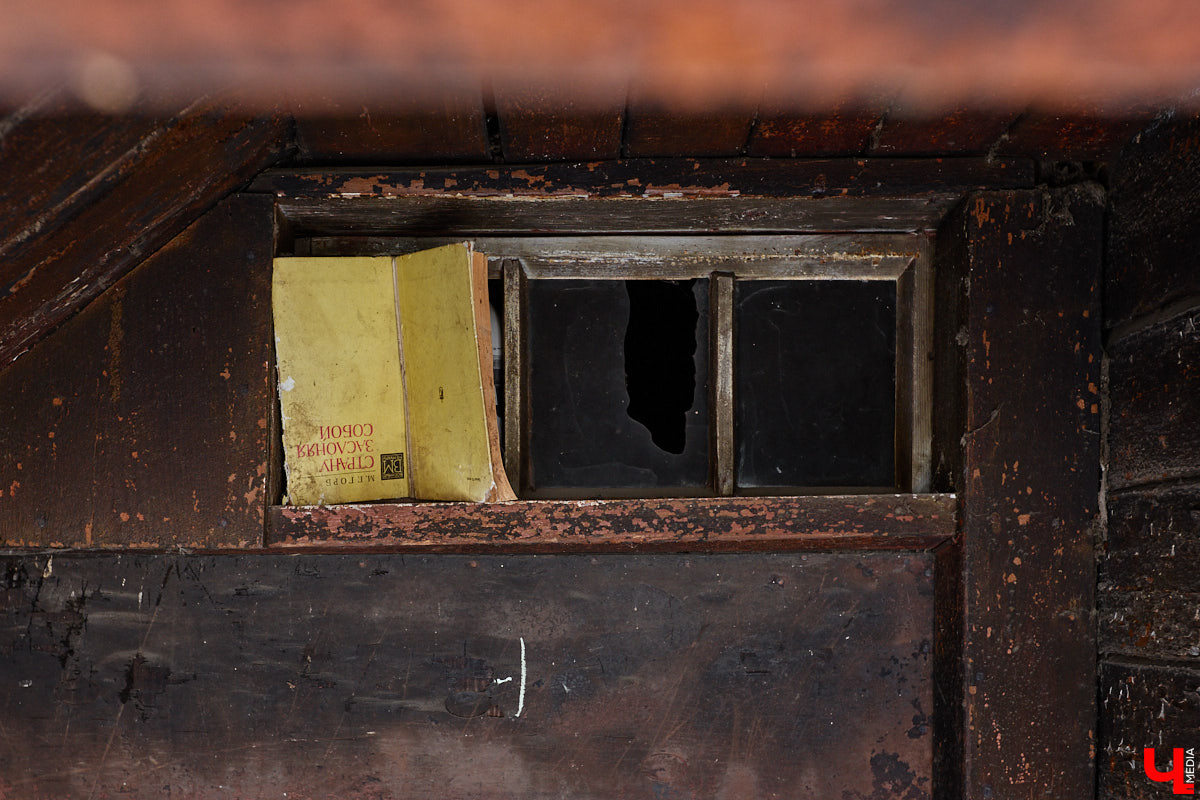 В нулевых улица Передний Боровок была плотно застроена частной недвижимостью. Пусть и небольшая, она насчитывала порядка 14 домиков. Один из них, под номером 10, принадлежал прапрадеду Анны Ефимовой. Сейчас строению почти 130 лет, и оно чудом уцелело при строительстве Лыбедской магистрали.