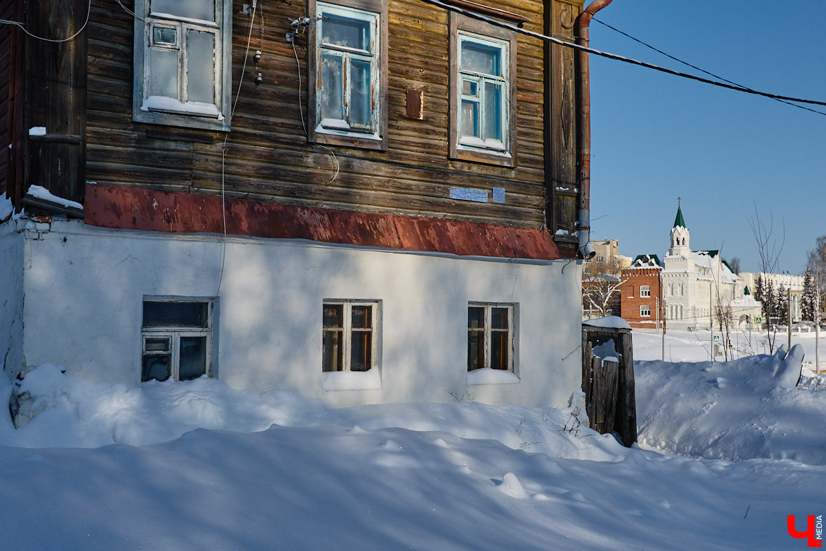 В нулевых улица Передний Боровок была плотно застроена частной недвижимостью. Пусть и небольшая, она насчитывала порядка 14 домиков. Один из них, под номером 10, принадлежал прапрадеду Анны Ефимовой. Сейчас строению почти 130 лет, и оно чудом уцелело при строительстве Лыбедской магистрали.