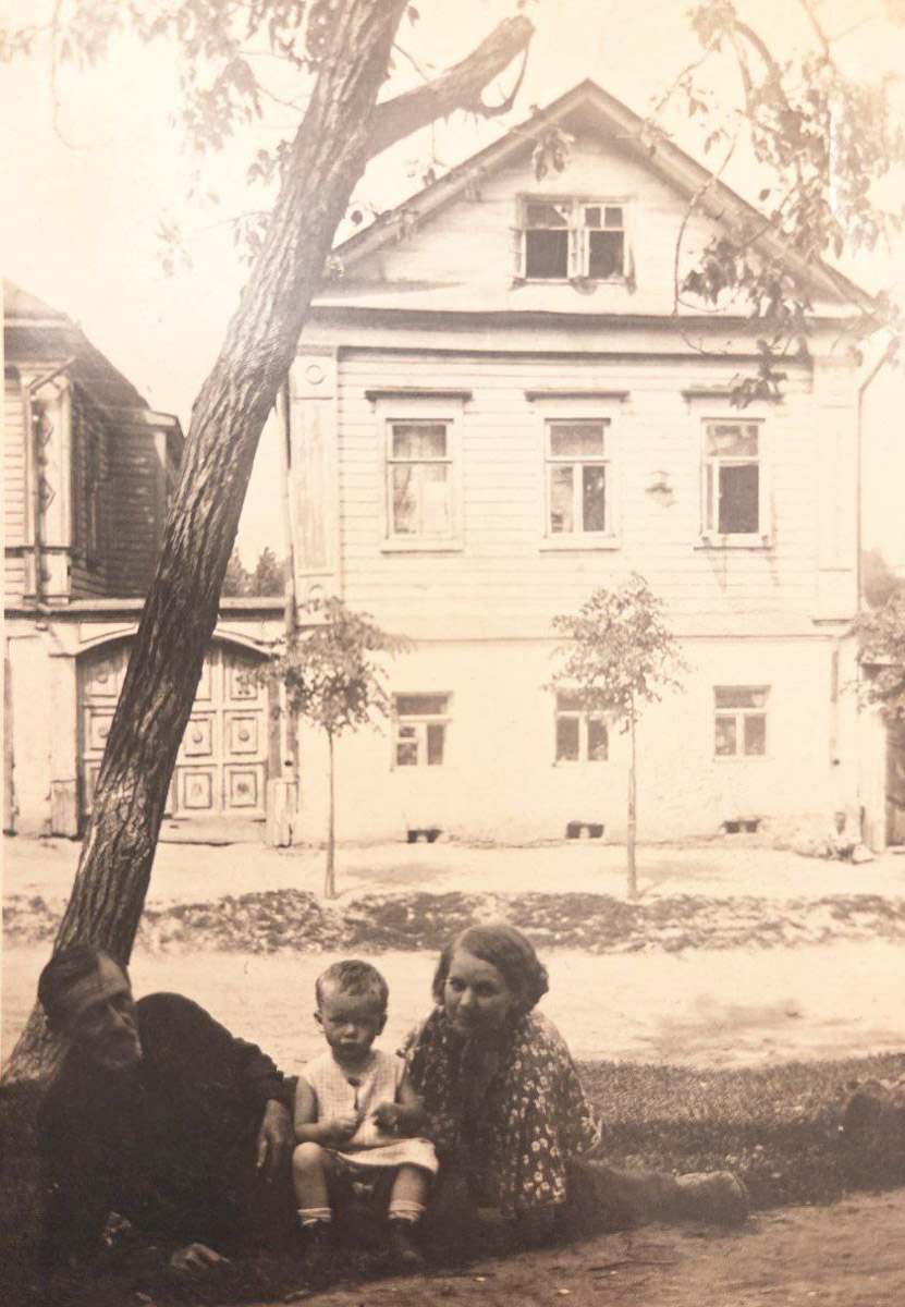 В нулевых улица Передний Боровок была плотно застроена частной недвижимостью. Пусть и небольшая, она насчитывала порядка 14 домиков. Один из них, под номером 10, принадлежал прапрадеду Анны Ефимовой. Сейчас строению почти 130 лет, и оно чудом уцелело при строительстве Лыбедской магистрали.