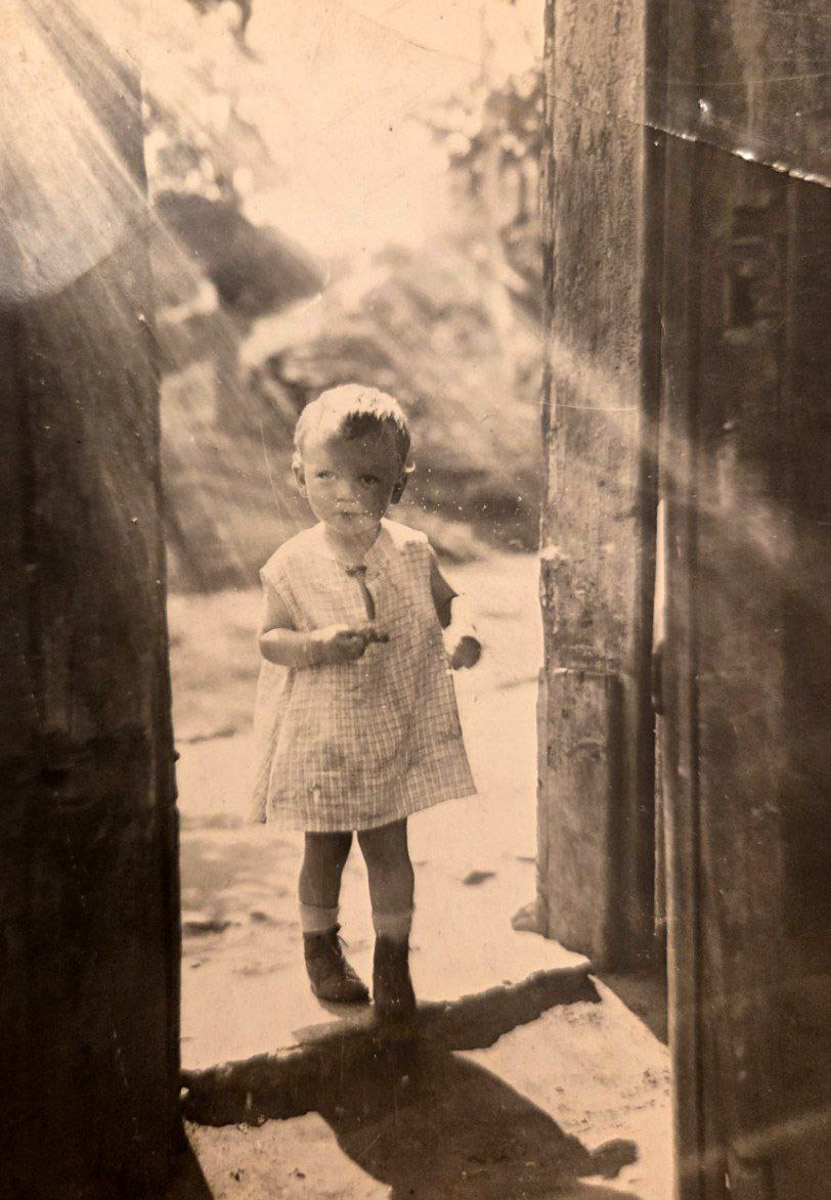 В нулевых улица Передний Боровок была плотно застроена частной недвижимостью. Пусть и небольшая, она насчитывала порядка 14 домиков. Один из них, под номером 10, принадлежал прапрадеду Анны Ефимовой. Сейчас строению почти 130 лет, и оно чудом уцелело при строительстве Лыбедской магистрали.