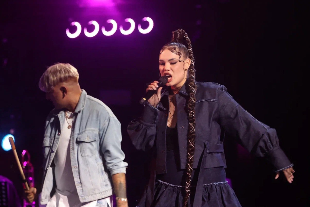 14-й сезон шоу взрослого «Голоса» стартовал 23 января, а значит, певцы со всей страны получили шанс пройти «слепые прослушивания» и побороться за победу в проекте. В их ряду оказалась 25-летняя Юлия Галкина из Владимира. Девушка в творчестве не новичок, поэтому показала всё, на что способна. И не зря, ведь ее выбрали сразу три наставника!