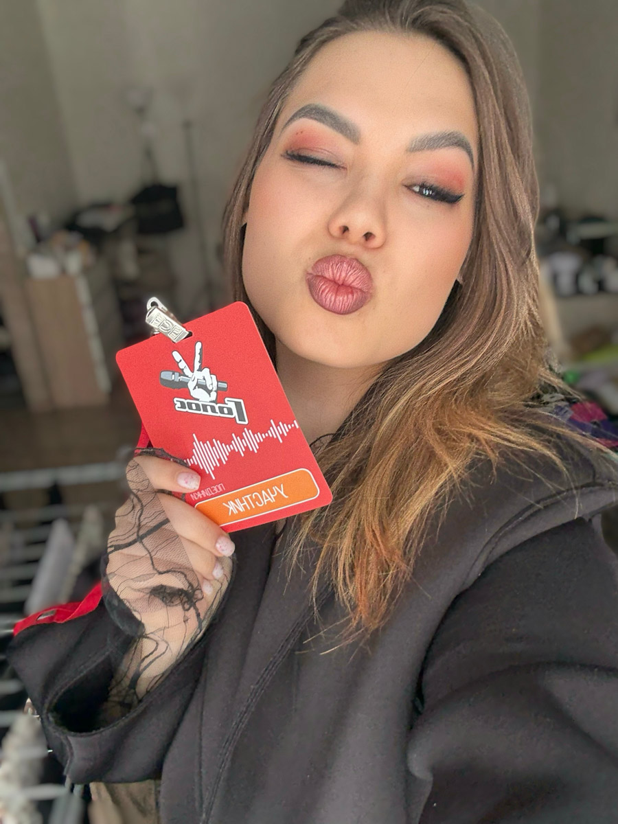 14-й сезон шоу взрослого «Голоса» стартовал 23 января, а значит, певцы со всей страны получили шанс пройти «слепые прослушивания» и побороться за победу в проекте. В их ряду оказалась 25-летняя Юлия Галкина из Владимира. Девушка в творчестве не новичок, поэтому показала всё, на что способна. И не зря, ведь ее выбрали сразу три наставника!