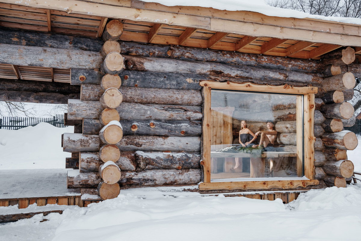 На территории ГТК «Суздаль» появилось уникальное пространство, где оживают вековые традиции парения. Свои двери готов распахнуть новый «Музей бань», включающий в себя пять атмосферных локаций. Каждая со своим нравом и жаром. Открытие точки притяжения пройдет в рамках банных выходных с 7 по 9 марта в «Суздаль Аква».