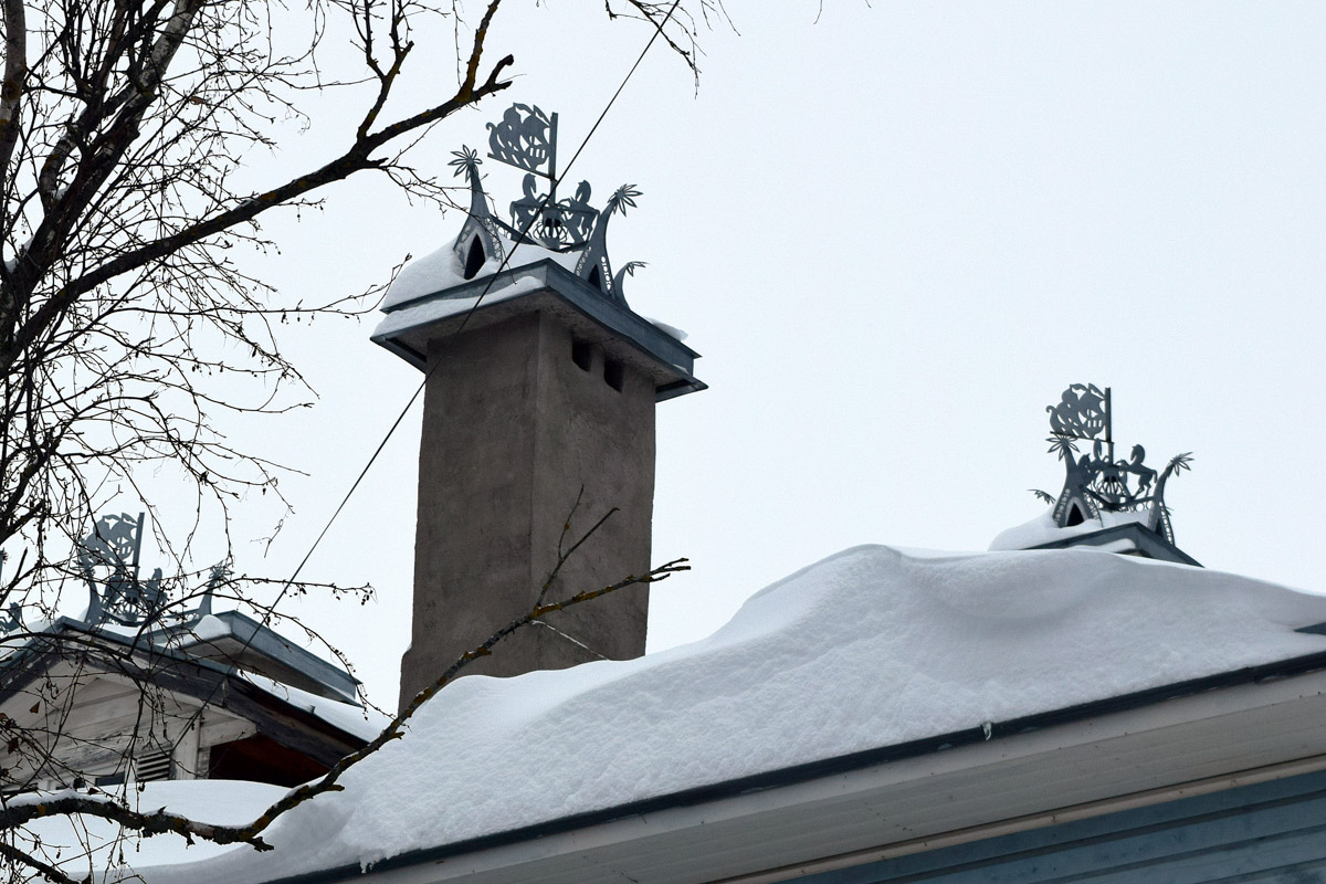 Среди декоративных элементов на богатых фасадах дымник легко теряется. Колпак для трубы, каким бы нарядным он ни был, заметить сложно. Однако наши героини мимо украшений на крышах не проходят. В их фотоколлекции уже более 20 вариантов, найденных в разных городах, в том числе на владимирских улочках.