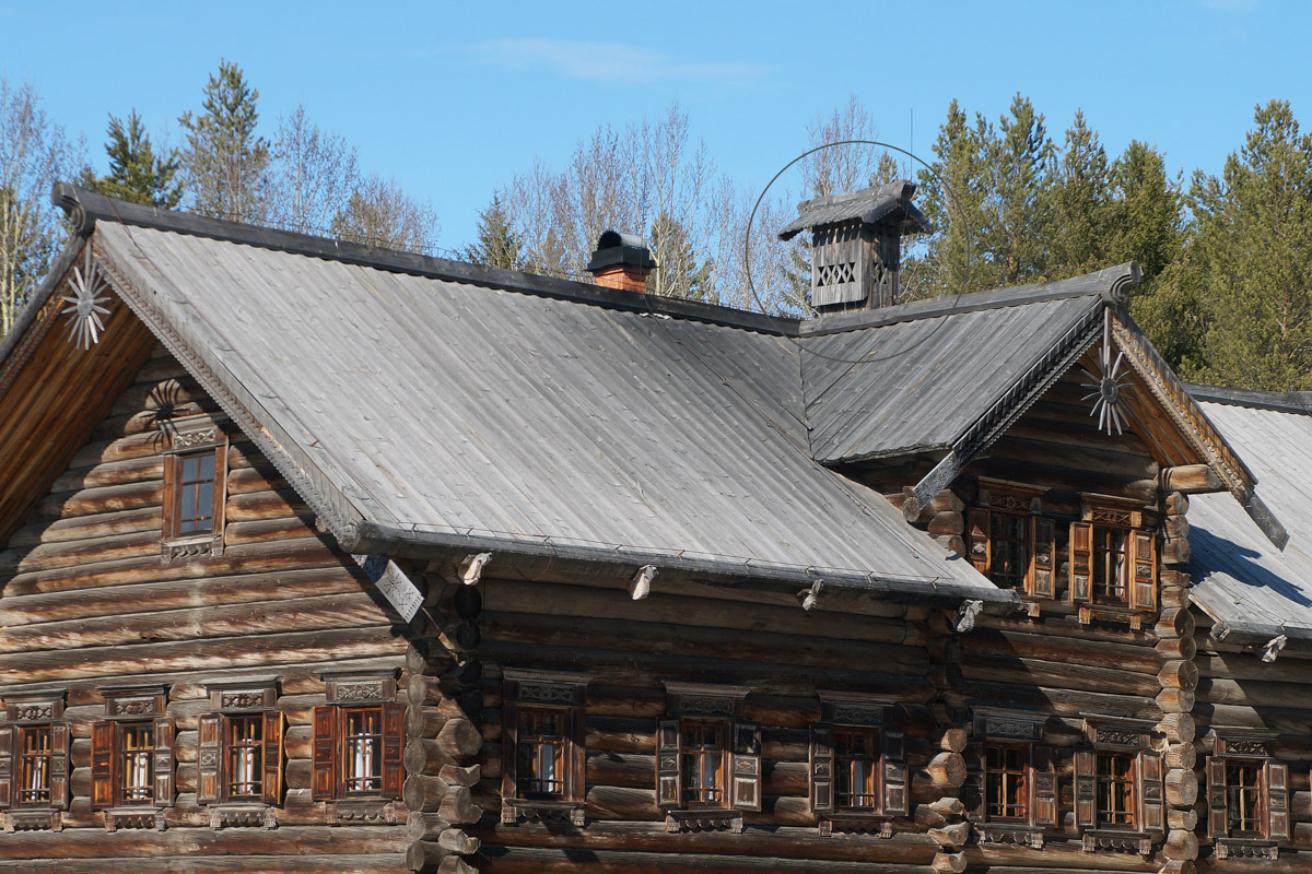 Среди декоративных элементов на богатых фасадах дымник легко теряется. Колпак для трубы, каким бы нарядным он ни был, заметить сложно. Однако наши героини мимо украшений на крышах не проходят. В их фотоколлекции уже более 20 вариантов, найденных в разных городах, в том числе на владимирских улочках.