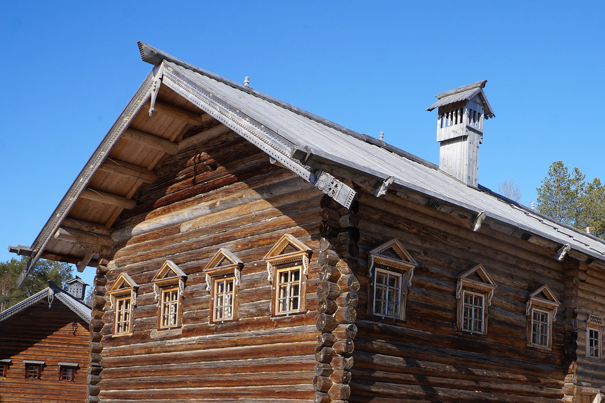 Среди декоративных элементов на богатых фасадах дымник легко теряется. Колпак для трубы, каким бы нарядным он ни был, заметить сложно. Однако наши героини мимо украшений на крышах не проходят. В их фотоколлекции уже более 20 вариантов, найденных в разных городах, в том числе на владимирских улочках.