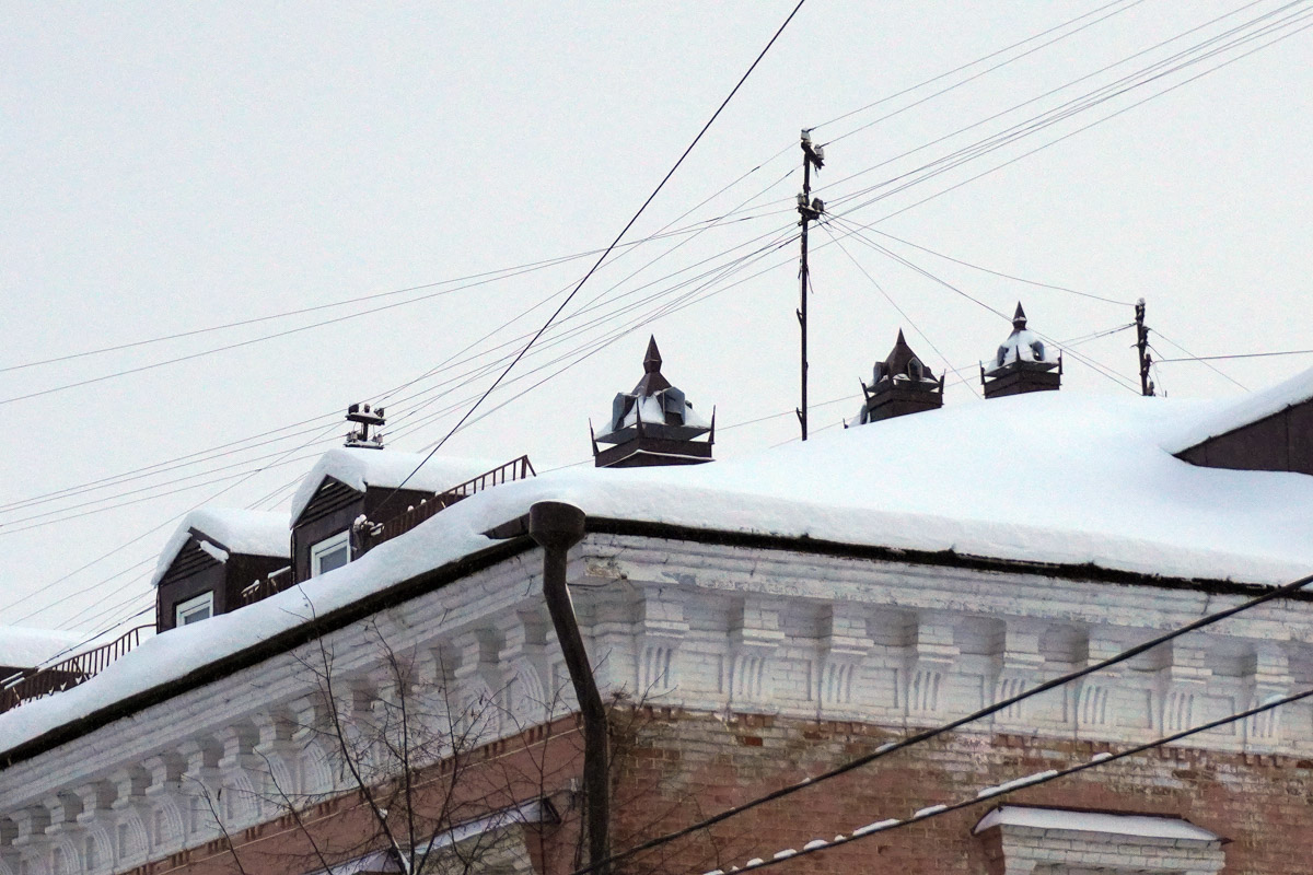Среди декоративных элементов на богатых фасадах дымник легко теряется. Колпак для трубы, каким бы нарядным он ни был, заметить сложно. Однако наши героини мимо украшений на крышах не проходят. В их фотоколлекции уже более 20 вариантов, найденных в разных городах, в том числе на владимирских улочках.