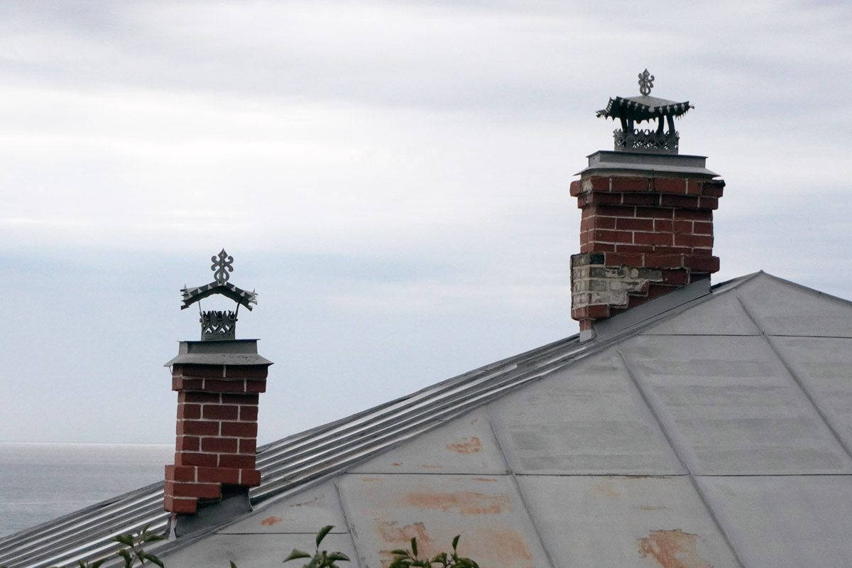 Среди декоративных элементов на богатых фасадах дымник легко теряется. Колпак для трубы, каким бы нарядным он ни был, заметить сложно. Однако наши героини мимо украшений на крышах не проходят. В их фотоколлекции уже более 20 вариантов, найденных в разных городах, в том числе на владимирских улочках.