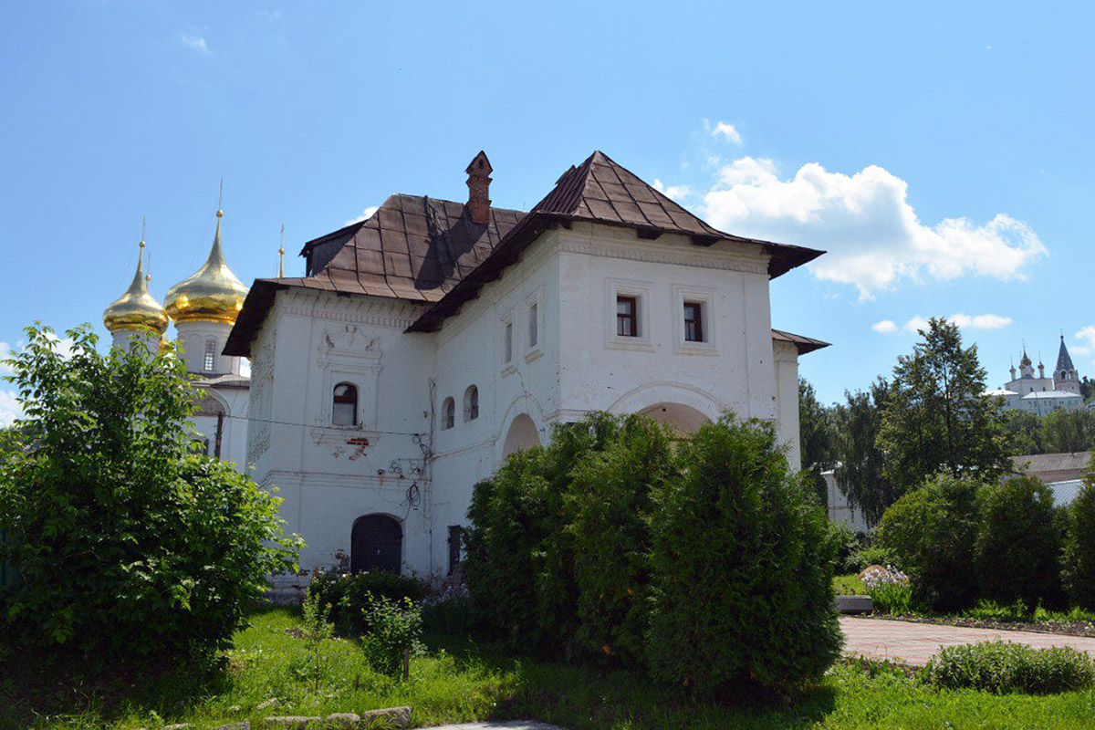 Среди декоративных элементов на богатых фасадах дымник легко теряется. Колпак для трубы, каким бы нарядным он ни был, заметить сложно. Однако наши героини мимо украшений на крышах не проходят. В их фотоколлекции уже более 20 вариантов, найденных в разных городах, в том числе на владимирских улочках.
