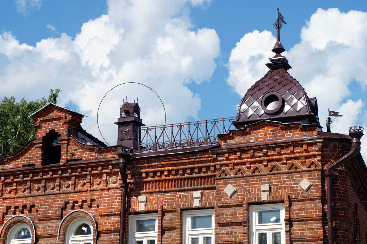 Среди декоративных элементов на богатых фасадах дымник легко теряется. Колпак для трубы, каким бы нарядным он ни был, заметить сложно. Однако наши героини мимо украшений на крышах не проходят. В их фотоколлекции уже более 20 вариантов, найденных в разных городах, в том числе на владимирских улочках.