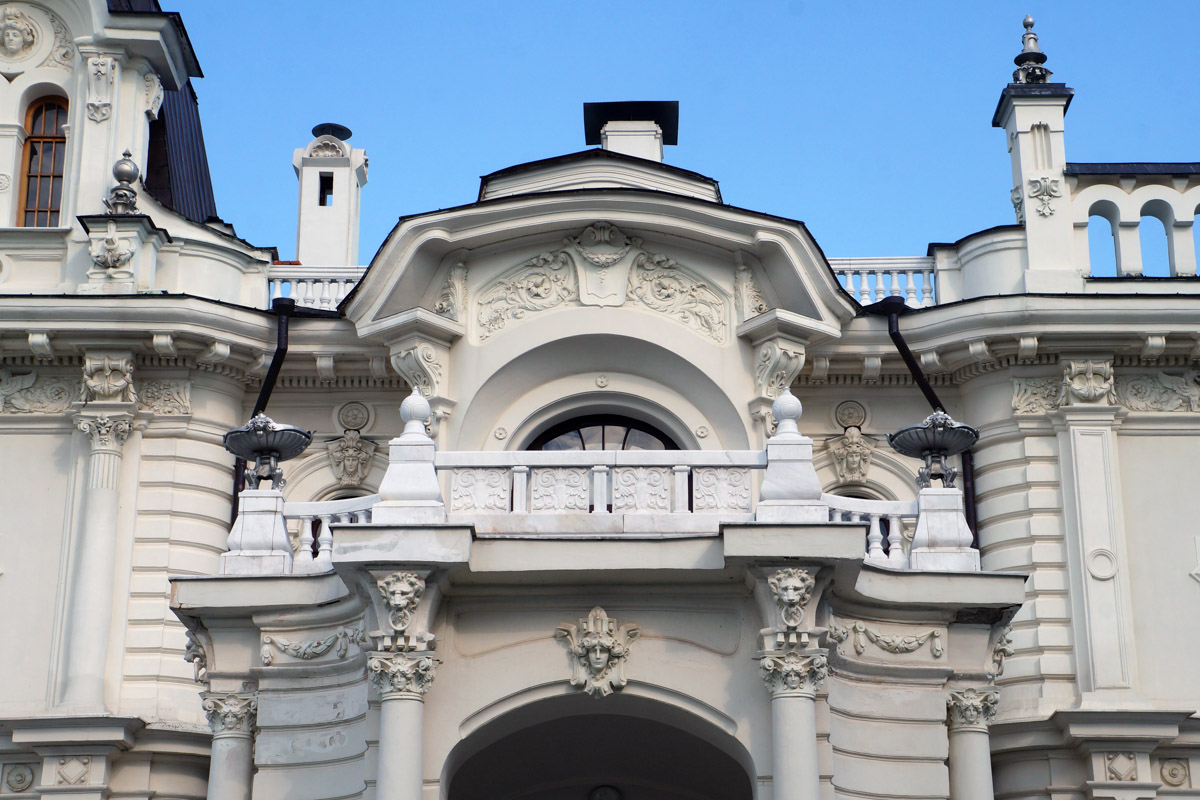 Среди декоративных элементов на богатых фасадах дымник легко теряется. Колпак для трубы, каким бы нарядным он ни был, заметить сложно. Однако наши героини мимо украшений на крышах не проходят. В их фотоколлекции уже более 20 вариантов, найденных в разных городах, в том числе на владимирских улочках.