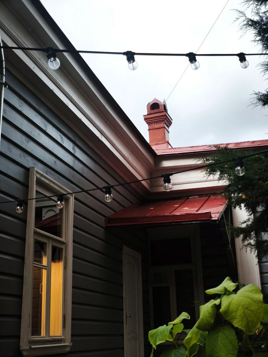 Среди декоративных элементов на богатых фасадах дымник легко теряется. Колпак для трубы, каким бы нарядным он ни был, заметить сложно. Однако наши героини мимо украшений на крышах не проходят. В их фотоколлекции уже более 20 вариантов, найденных в разных городах, в том числе на владимирских улочках.