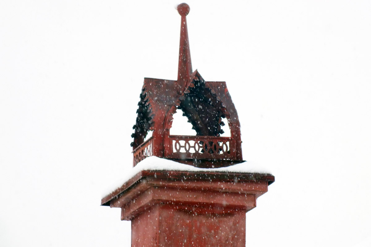 Среди декоративных элементов на богатых фасадах дымник легко теряется. Колпак для трубы, каким бы нарядным он ни был, заметить сложно. Однако наши героини мимо украшений на крышах не проходят. В их фотоколлекции уже более 20 вариантов, найденных в разных городах, в том числе на владимирских улочках.