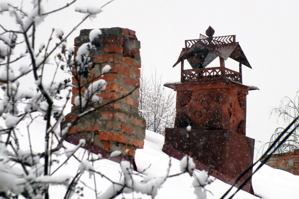 Среди декоративных элементов на богатых фасадах дымник легко теряется. Колпак для трубы, каким бы нарядным он ни был, заметить сложно. Однако наши героини мимо украшений на крышах не проходят. В их фотоколлекции уже более 20 вариантов, найденных в разных городах, в том числе на владимирских улочках.