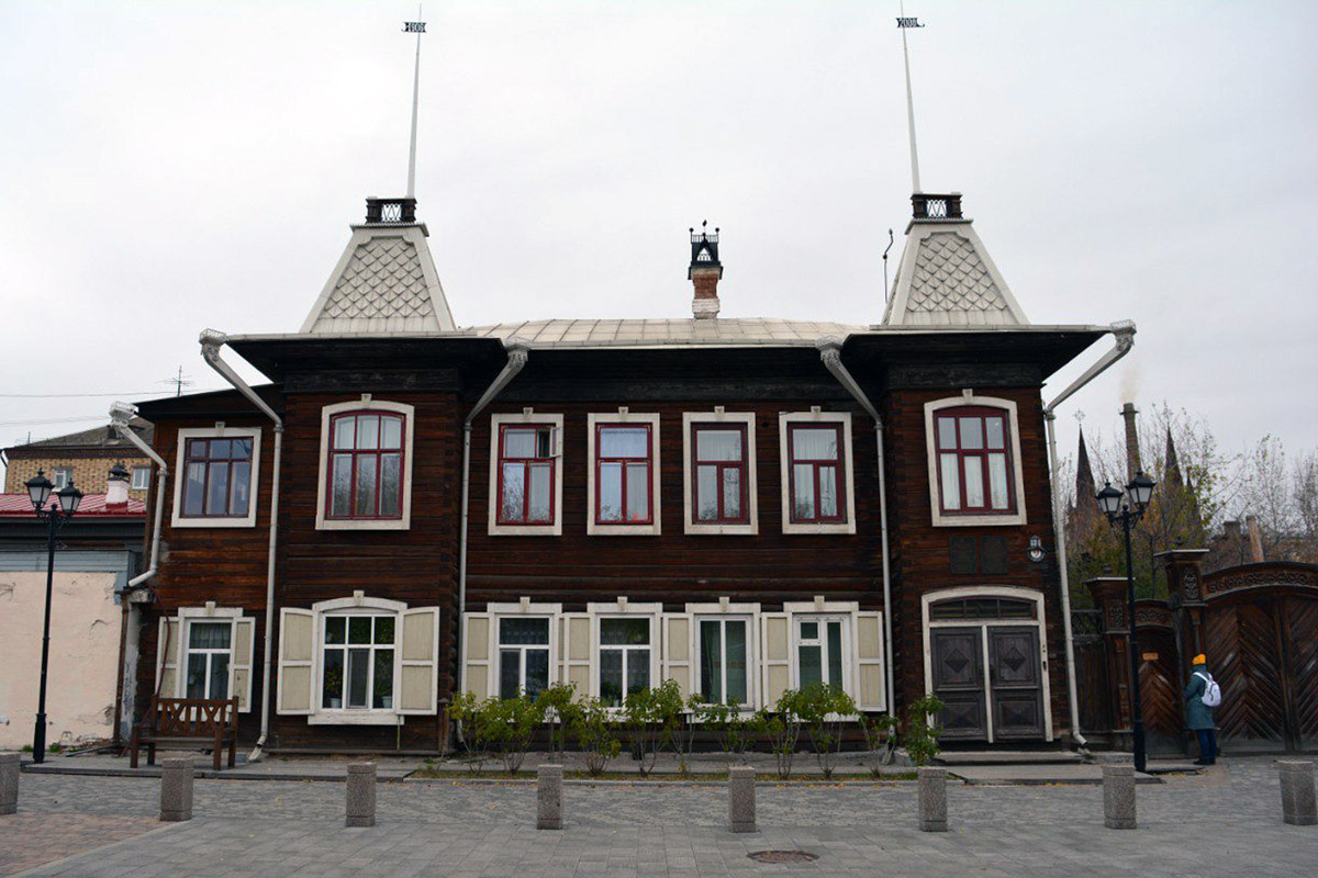 Среди декоративных элементов на богатых фасадах дымник легко теряется. Колпак для трубы, каким бы нарядным он ни был, заметить сложно. Однако наши героини мимо украшений на крышах не проходят. В их фотоколлекции уже более 20 вариантов, найденных в разных городах, в том числе на владимирских улочках.