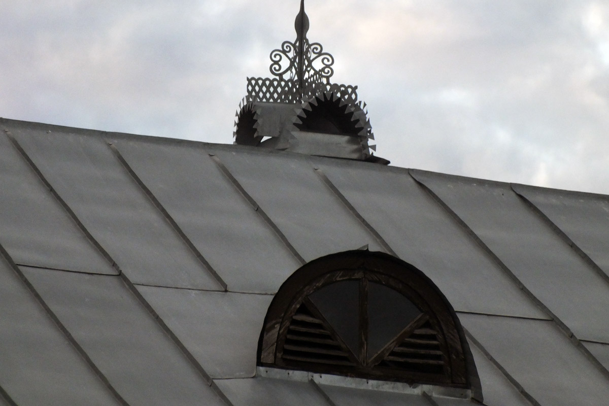 Среди декоративных элементов на богатых фасадах дымник легко теряется. Колпак для трубы, каким бы нарядным он ни был, заметить сложно. Однако наши героини мимо украшений на крышах не проходят. В их фотоколлекции уже более 20 вариантов, найденных в разных городах, в том числе на владимирских улочках.